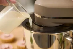 Blomsterbergs Røremaskine 800W Latte