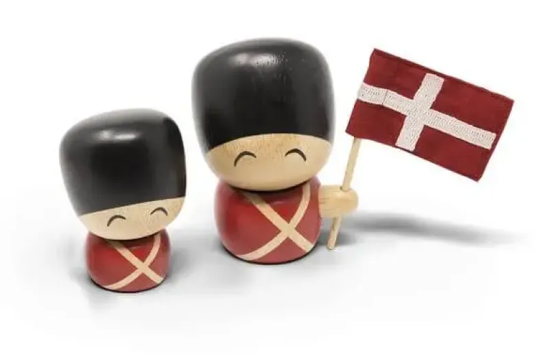 FableWood Figur Frederik Den lille garder med flag