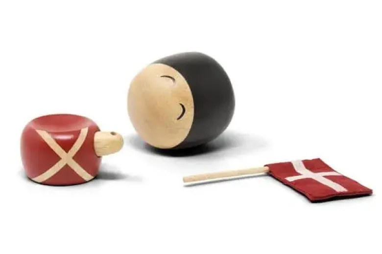 FableWood Figur Frederik Den lille garder med flag
