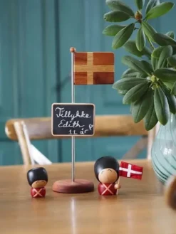 FableWood Figur Frederik Den lille garder med flag