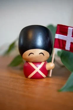 FableWood Figur Henrik Den store garder med flag