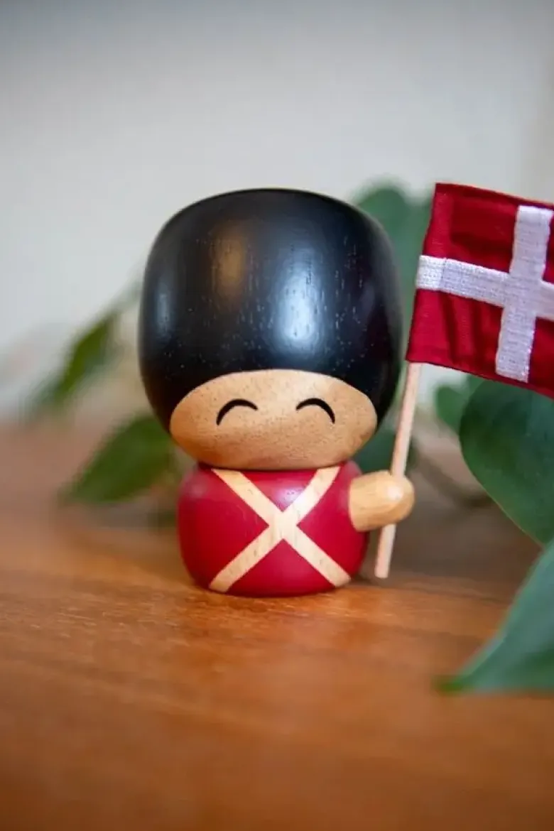 FableWood Figur Henrik Den store garder med flag