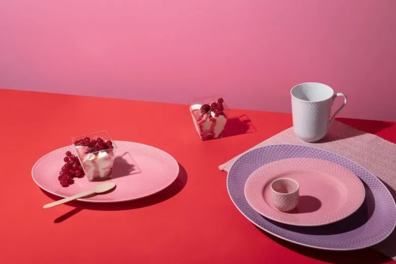 Lyngby Porcelæn Rhombe Colour ovalt serveringsfad 28,5x21,5 cm Rosa