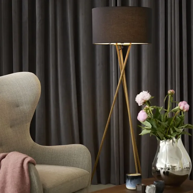 Nielsen Light Uptown Gulvlampe Trælook med sort stofskræm