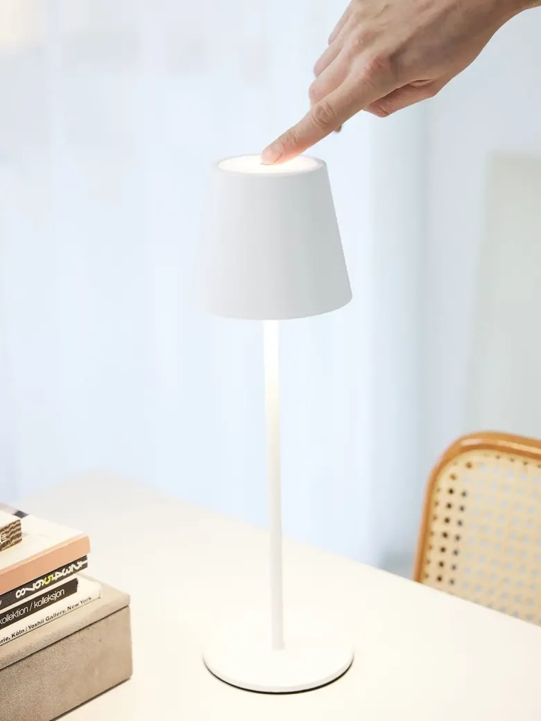 One Genopladelig bordlampe hvid