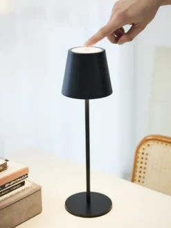 One Genopladelig bordlampe sort