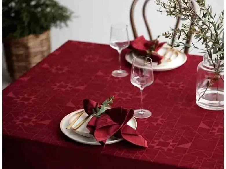 Södahl Star Damask Dug140x270 cm Red