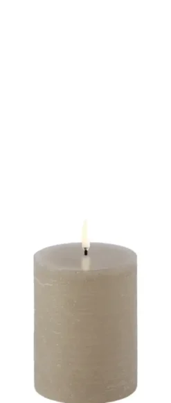UYUNI LED Pillar Bloklys m. 3D flamme Ø7.8x10 cm Sandstone