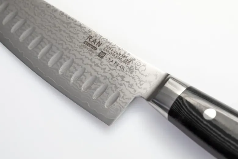 Yaxell RAN Santokukniv med luftskær 16,5 cm